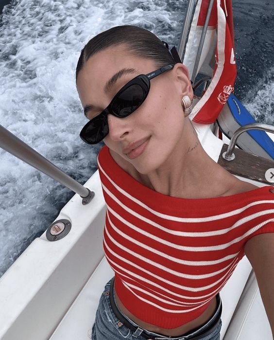 lunettes de soleil forme ovale Saint Laurent par Anthony Vaccarello portées par hailey bieber