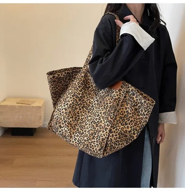 sac motif léopard porté à l'épaule