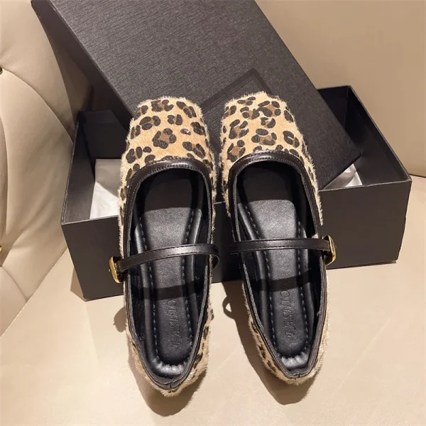 Ballerines motif léopard touché effet poils avec lanière et boucle de fermeture dorée