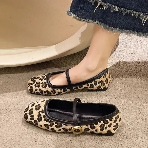 Ballerines motif léopard touché effet poils avec lanière et boucle de fermeture dorée