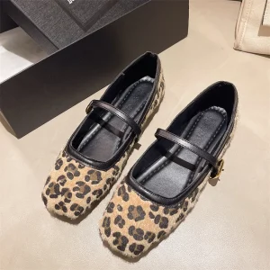 Ballerines motif léopard touché effet poils avec lanière et boucle de fermeture dorée