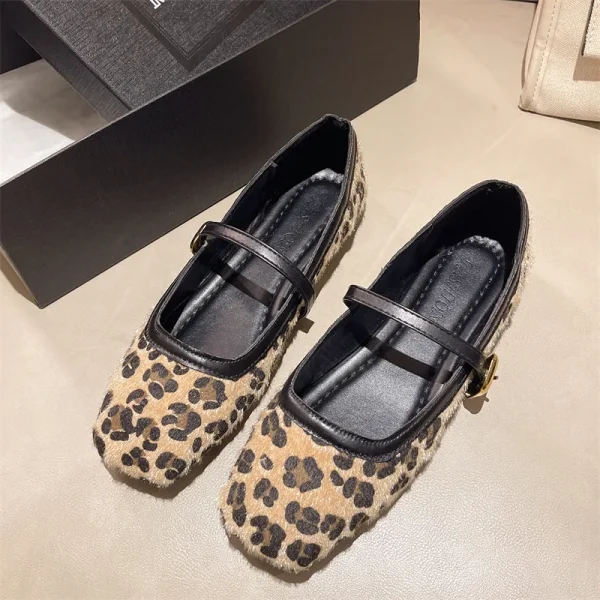 Ballerines motif léopard touché effet poils avec lanière et boucle de fermeture dorée