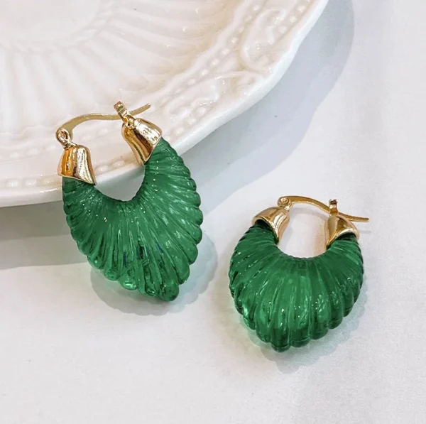 Boucles d'oreille vert translucide créoles avec fermeture dorée
