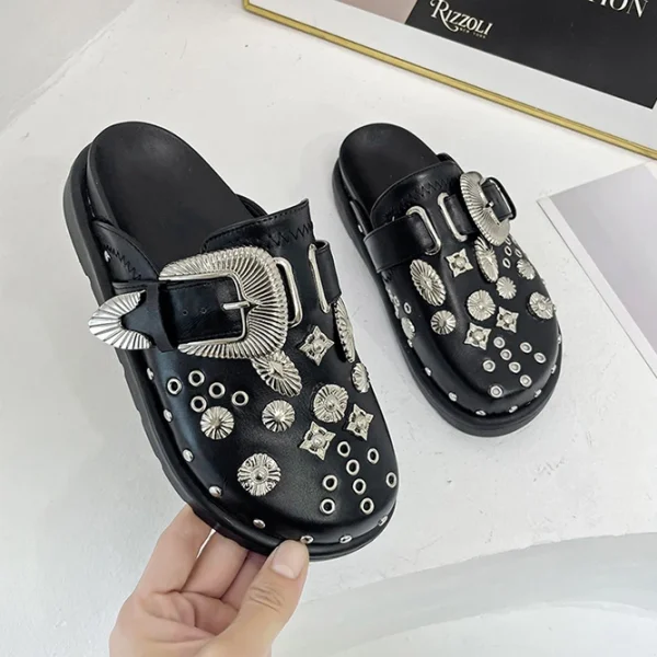 Mules sabots noir avec ornements argentés, style rocknroll