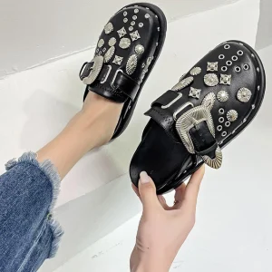 Mules sabots noir avec ornements argentés, style rocknroll