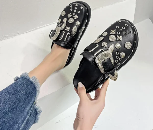 Mules sabots noir avec ornements argentés, style rocknroll