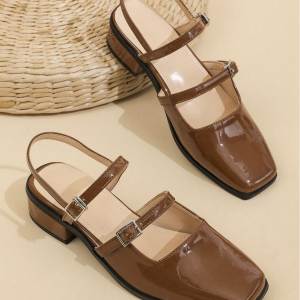 Chaussures style babies marron vernis avec 2 lanières
