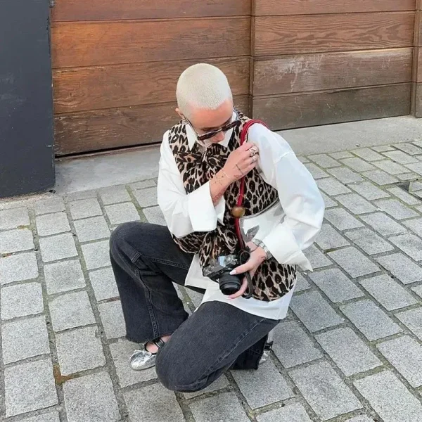 Gilet sans manche matelassé motif léopard à fermeture avec lanière en tissus.