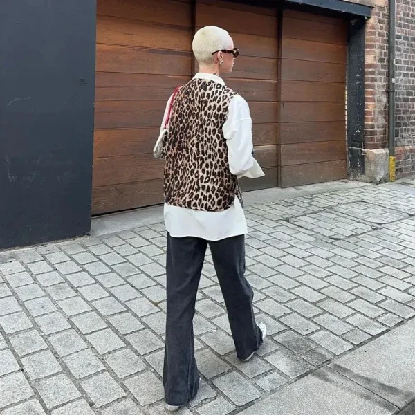Gilet sans manche matelassé motif léopard à fermeture avec lanière en tissus.