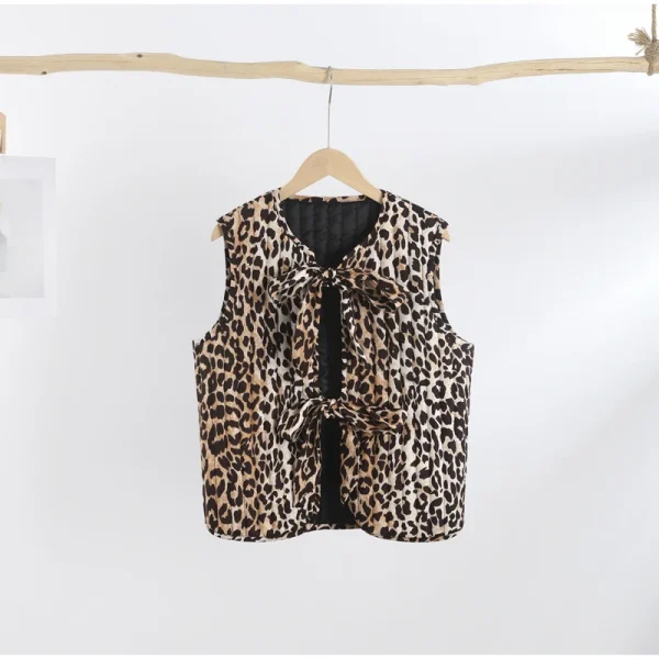 Gilet sans manche matelassé motif léopard à fermeture avec lanière en tissus.