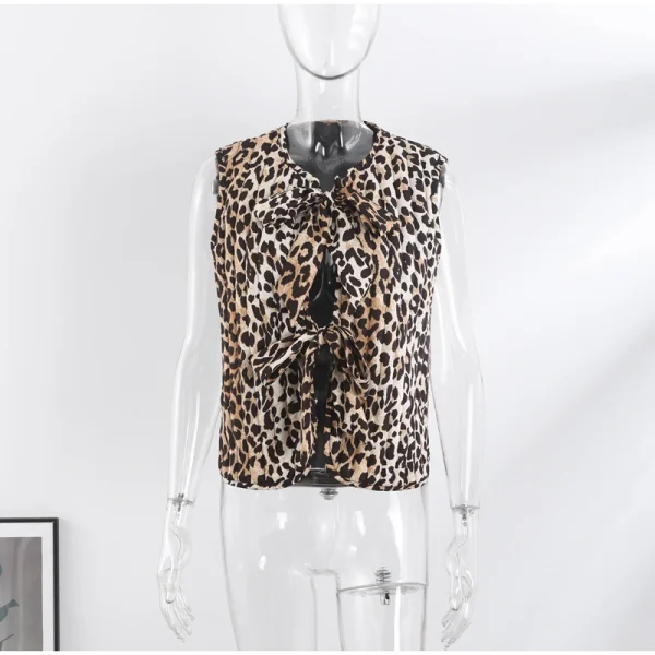 Gilet sans manche matelassé motif léopard à fermeture avec lanière en tissus.