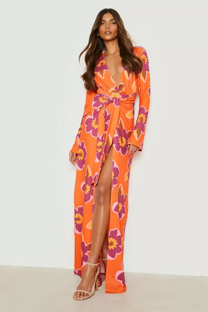 Longue robe orange avec fleurs violet avec longue fente et décolleté