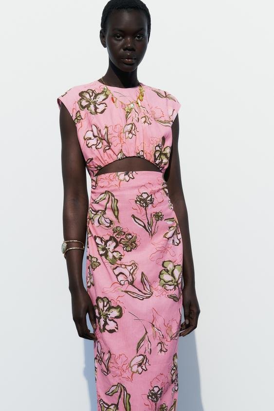 robe sans manche rose avec des fleur jaune pâle, ajourée au niveau du ventre