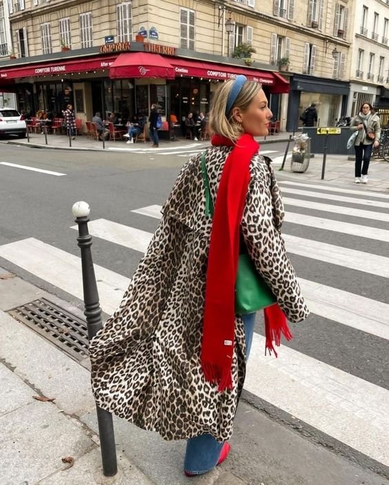 Trench léopard avec écharpe rouge et sac vert pomme